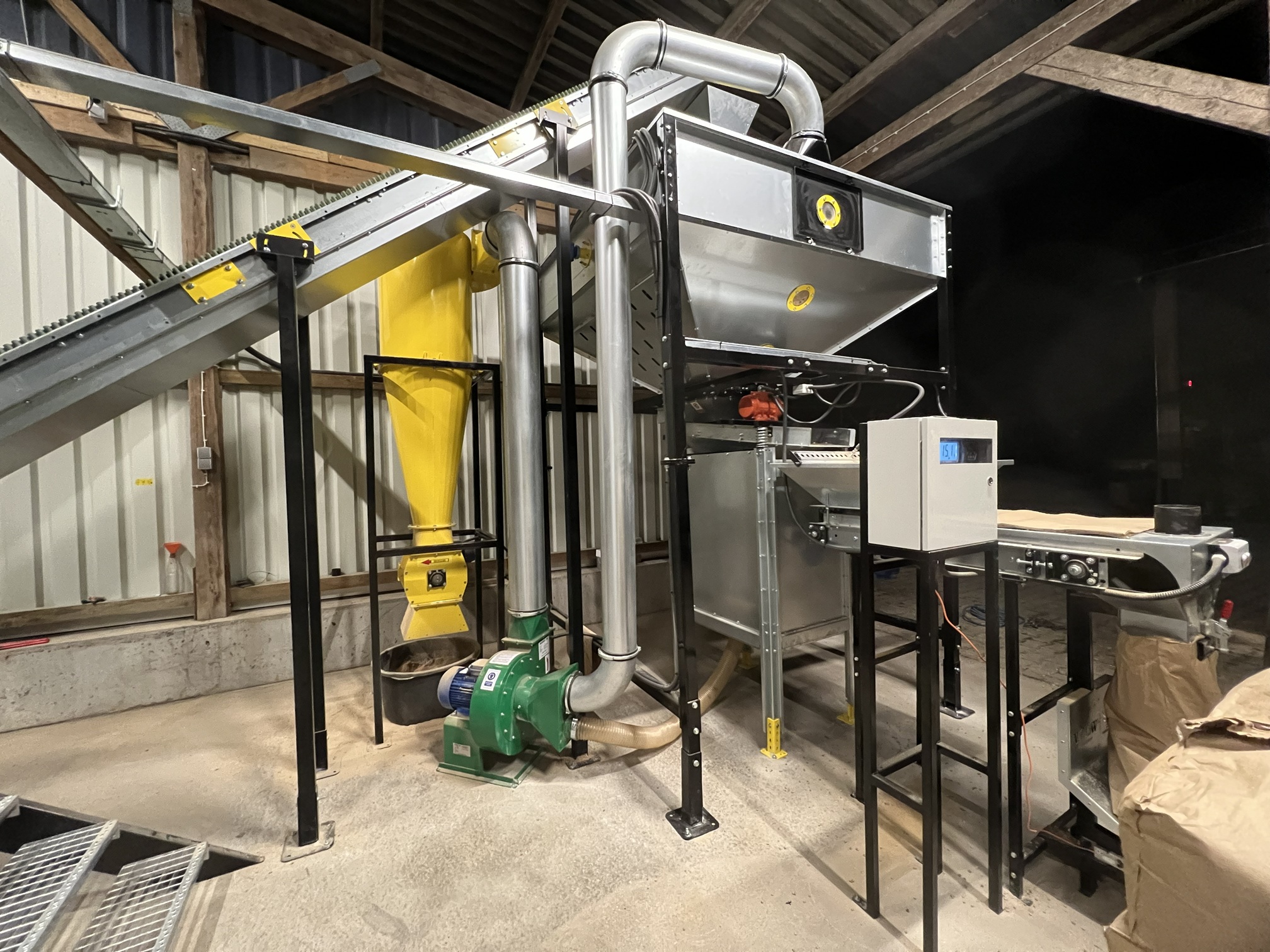 Chłodnica z modułem pakowania o wydajności chłodzenia do 1000 kg_h + Wygarniacz taśmowy + Zgrzewarka do worków + Układ odciągowy, zdjęcie 3